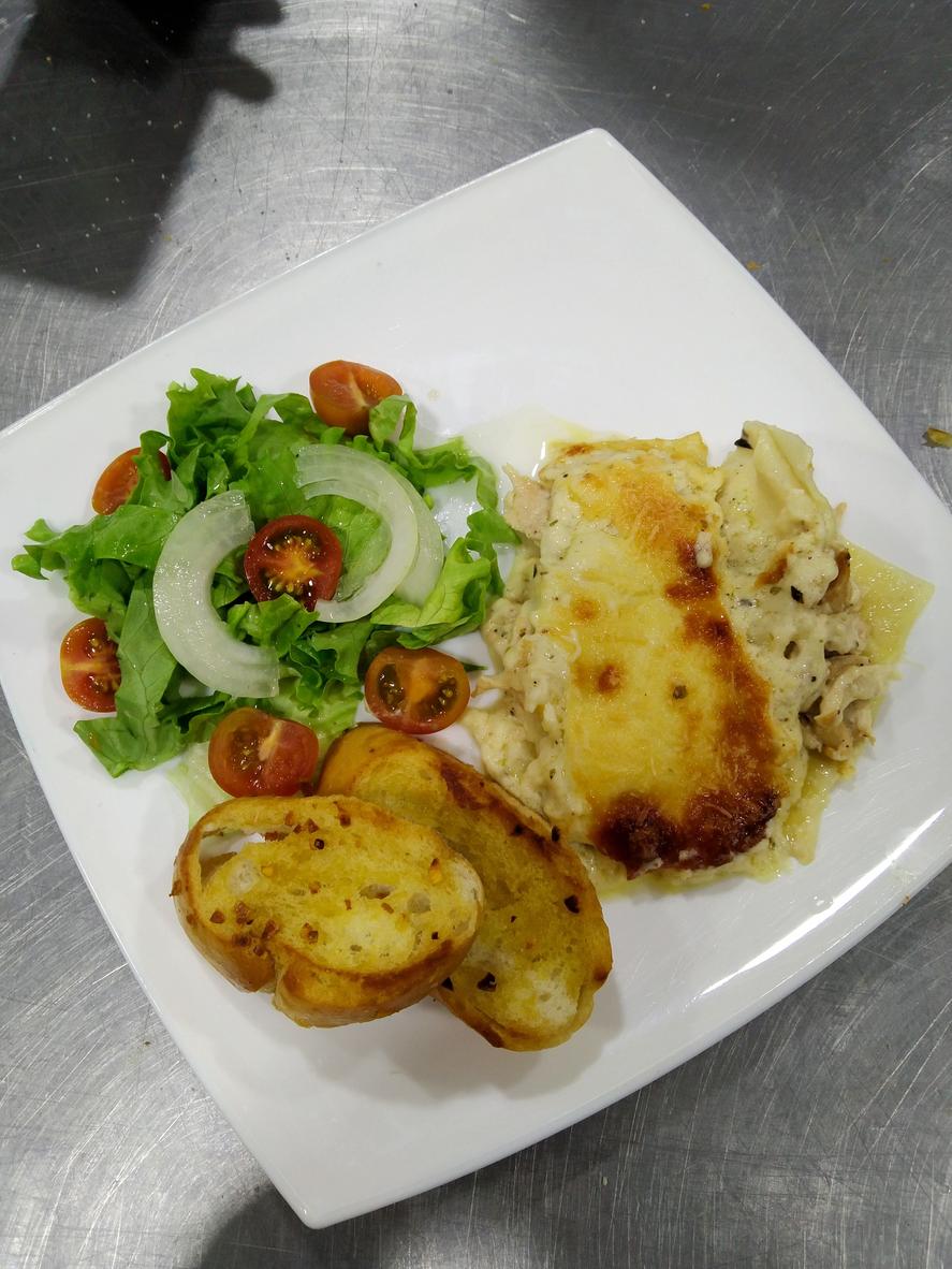 LasaC3B1a_de_Pollo_con_Ensalada_de_Tomate_Cherry_y_Pan_FrancC3A9s