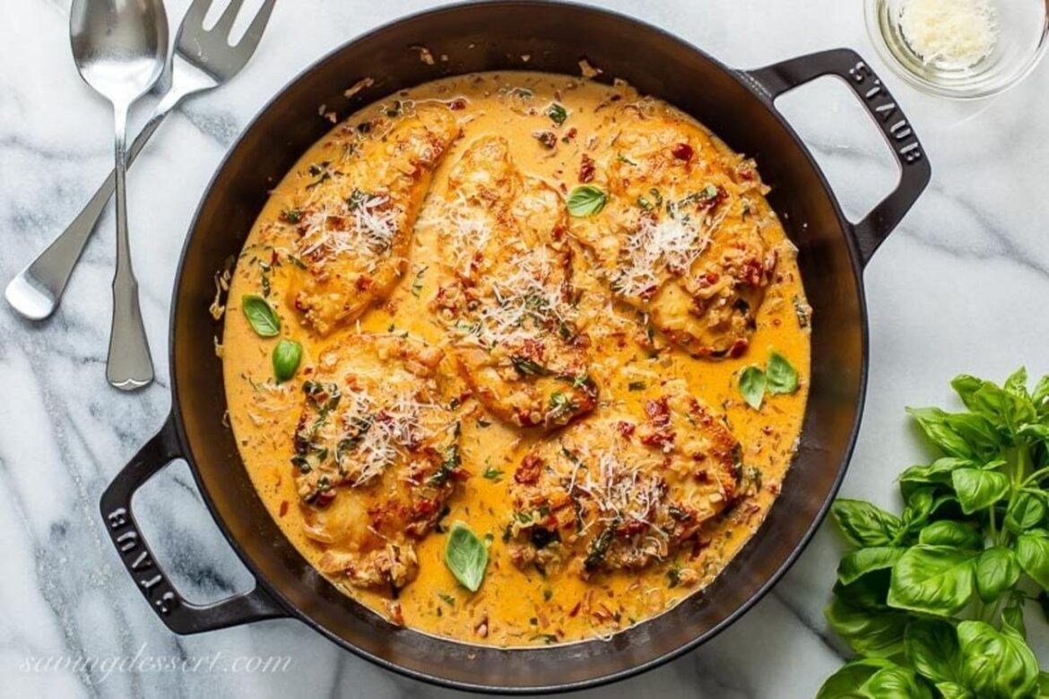 Skillet-Chicken-with-Sun-Dried-Tomato-Cream-Sauce-2-800×533-1